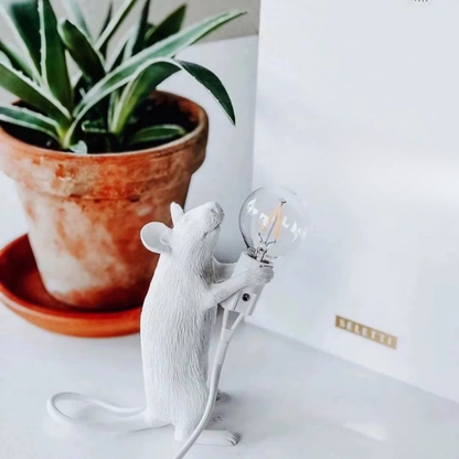 Lampe de Chevet LED Animale en Résine – Design Original Souris Tenant une Ampoule, Lumière Décorative et Moderne