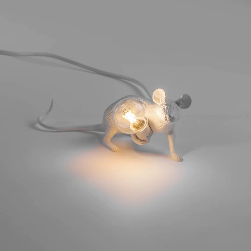 Lampe de Chevet LED Animale en Résine – Design Original Souris Tenant une Ampoule, Lumière Décorative et Moderne