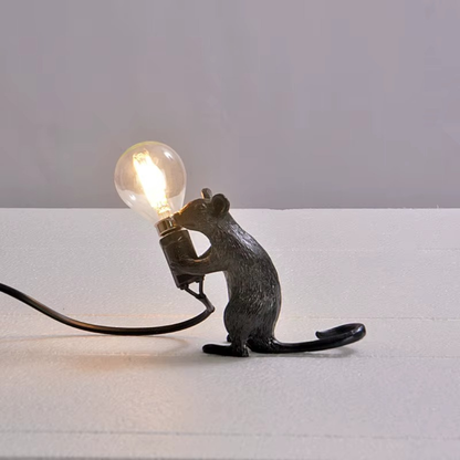 Lampe de Chevet LED Animale en Résine – Design Original Souris Tenant une Ampoule, Lumière Décorative et Moderne