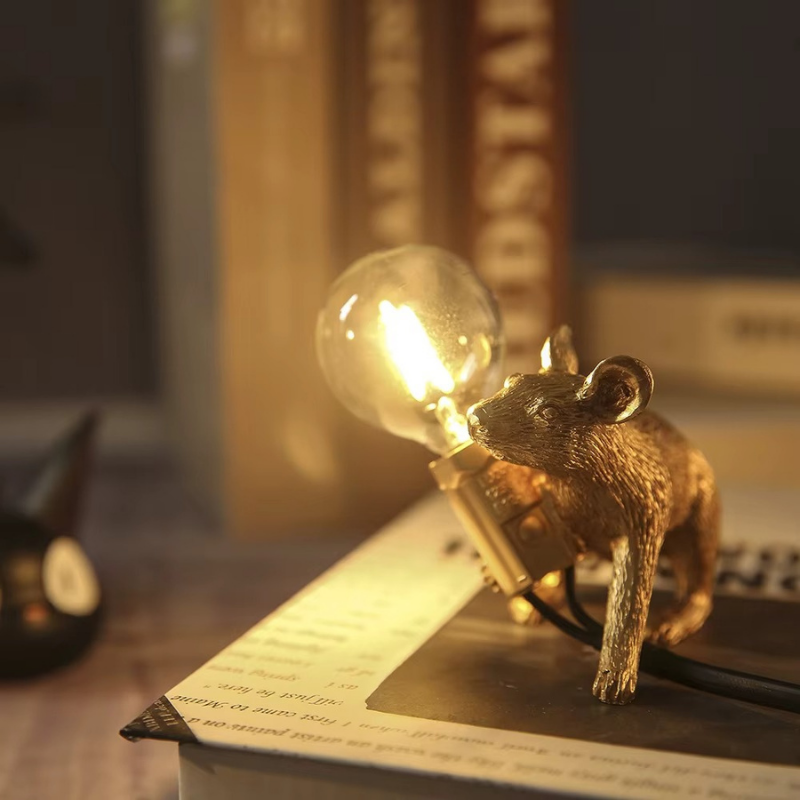 Lampe de Chevet LED Animale en Résine – Design Original Souris Tenant une Ampoule, Lumière Décorative et Moderne