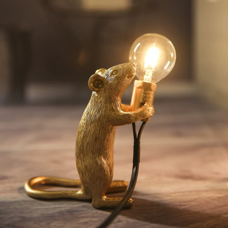 Lampe de Chevet LED Animale en Résine – Design Original Souris Tenant une Ampoule, Lumière Décorative et Moderne