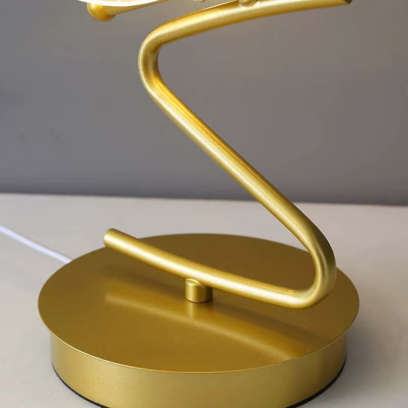 Lampe de Chevet Papillon LED – Design Nordique Doré, 3 Couleurs de Lumière USB, Éclairage Élégant et Apaisant