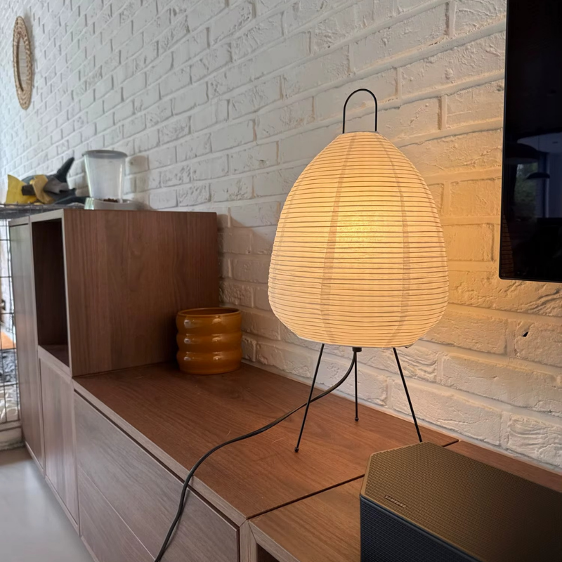 Lampe de Chevet Japonaise en Papier de Riz – Design Trépied LED, Style Wabi-Sabi Épuré pour Ambiance Zen et Douce