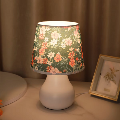 Lampe de Chevet USB Tissu Fleuri – Abat-Jour Design Minimaliste, Lumière Chaude Apaisante pour Chambre ou Salon