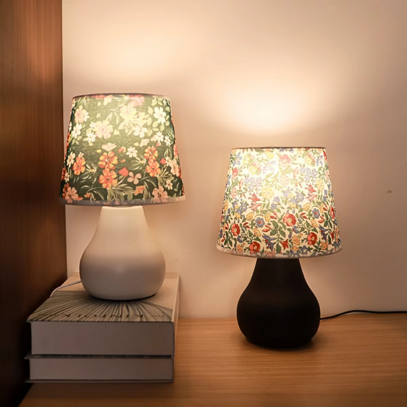 Lampe de Chevet USB Tissu Fleuri – Abat-Jour Design Minimaliste, Lumière Chaude Apaisante pour Chambre ou Salon