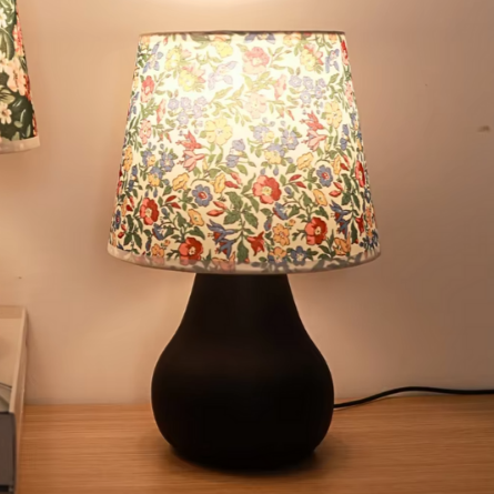Lampe de Chevet USB Tissu Fleuri – Abat-Jour Design Minimaliste, Lumière Chaude Apaisante pour Chambre ou Salon