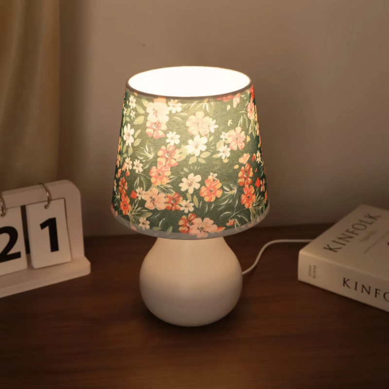 Lampe de Chevet USB Tissu Fleuri – Abat-Jour Design Minimaliste, Lumière Chaude Apaisante pour Chambre ou Salon