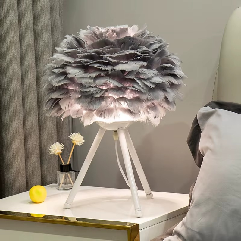 Lampe de Chevet Plumes d’Oie – LED Design Nordique sur Trépied Doré, Lumière Douce et Ambiance Romantique