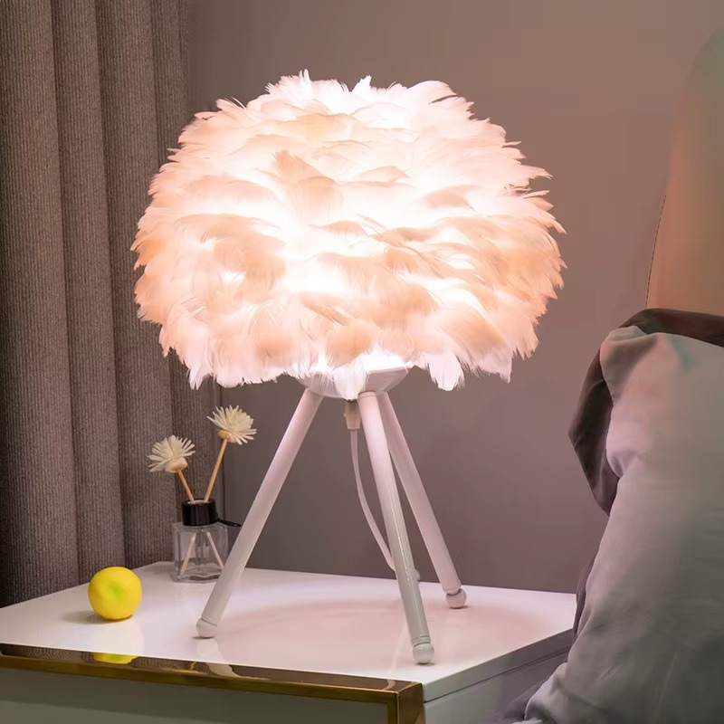 Lampe de Chevet Plumes d’Oie – LED Design Nordique sur Trépied Doré, Lumière Douce et Ambiance Romantique