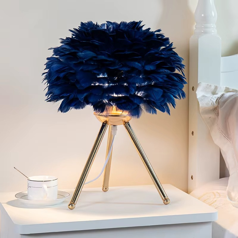 Lampe de Chevet Plumes d’Oie – LED Design Nordique sur Trépied Doré, Lumière Douce et Ambiance Romantique