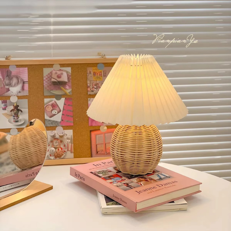 Lampe de Chevet Vintage en Rotin avec Abat-Jour Plissé – Style Rétro Élégant et Lumière Douce Apaisante