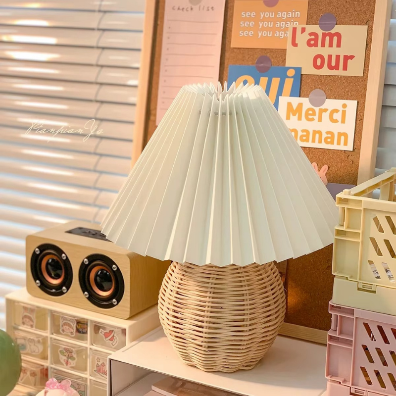Lampe de Chevet Vintage en Rotin avec Abat-Jour Plissé – Style Rétro Élégant et Lumière Douce Apaisante