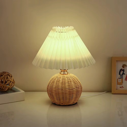 Lampe de Chevet Vintage en Rotin avec Abat-Jour Plissé – Style Rétro Élégant et Lumière Douce Apaisante