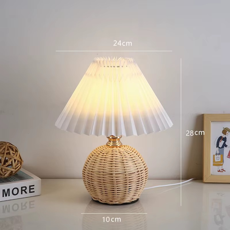 Lampe de Chevet Vintage en Rotin avec Abat-Jour Plissé – Style Rétro Élégant et Lumière Douce Apaisante