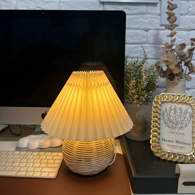 Lampe de Chevet Vintage en Rotin avec Abat-Jour Plissé – Style Rétro Élégant et Lumière Douce Apaisante