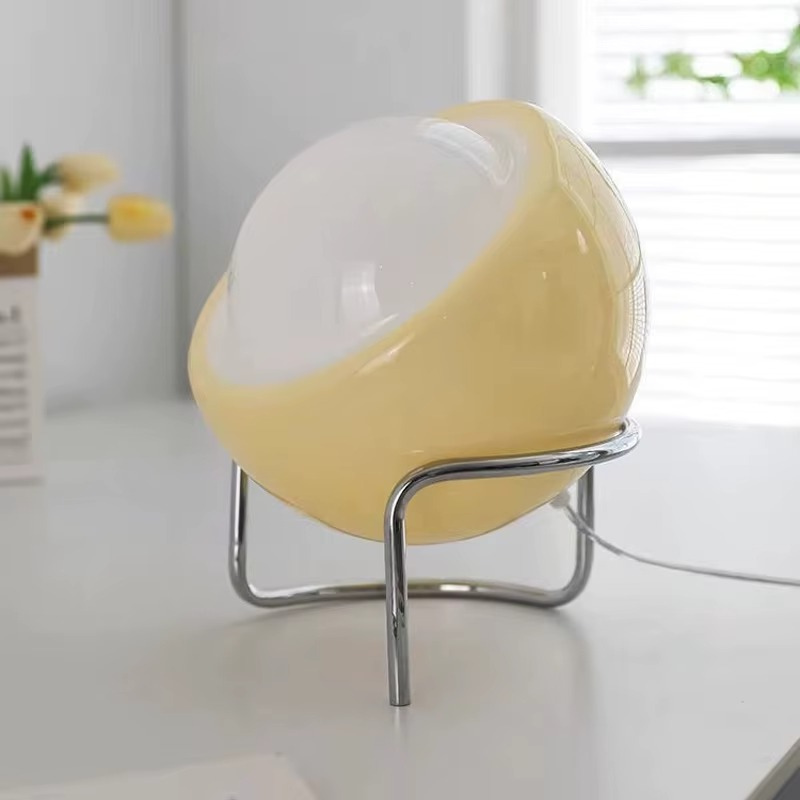 Lampe de Chevet Bauhaus en Verre Soufflé – Design Rétro LED, Lumière Chaude et Pied Métal Élégant