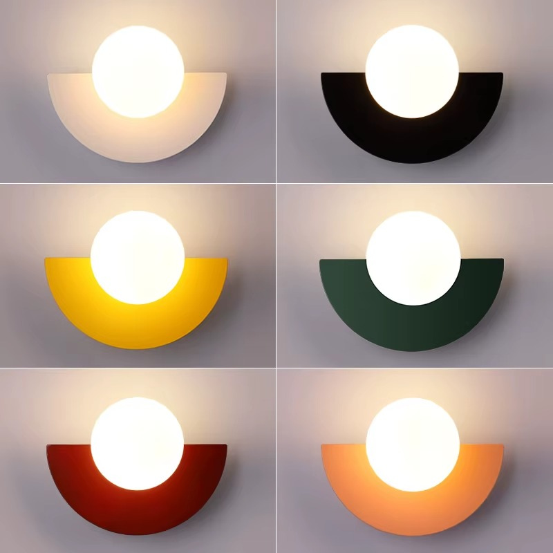 Lampe de Chevet Murale LED Nordique – Demi-Lune Colorée en Métal et Bille Opale, Design Moderne et Ambiance Douce