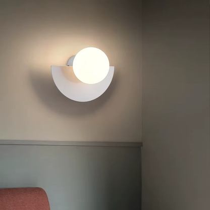 Lampe de Chevet Murale LED Nordique – Demi-Lune Colorée en Métal et Bille Opale, Design Moderne et Ambiance Douce