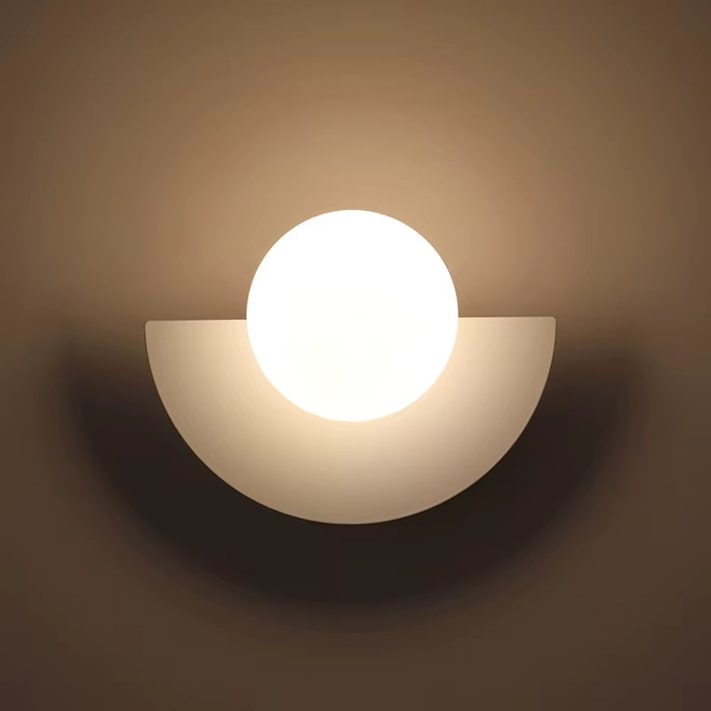 Lampe de Chevet Murale LED Nordique – Demi-Lune Colorée en Métal et Bille Opale, Design Moderne et Ambiance Douce