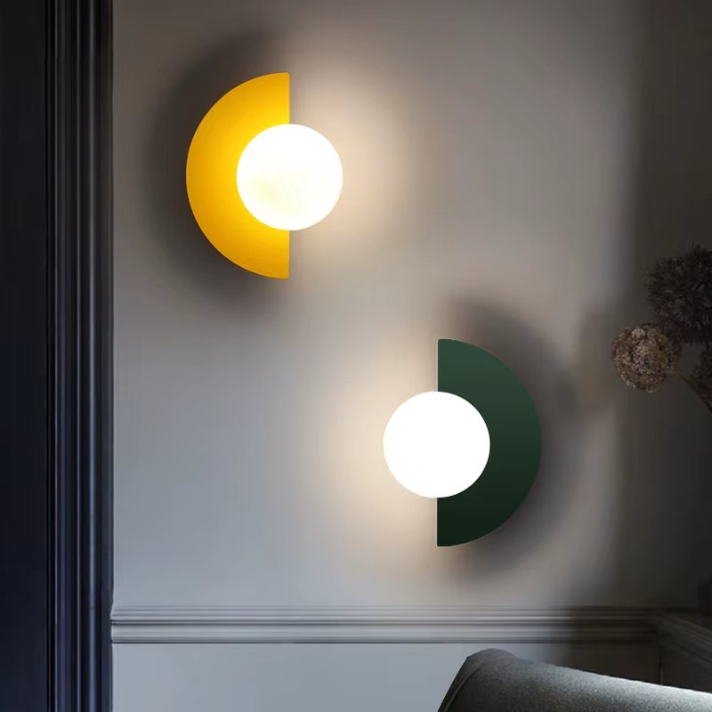 Lampe de Chevet Murale LED Nordique – Demi-Lune Colorée en Métal et Bille Opale, Design Moderne et Ambiance Douce