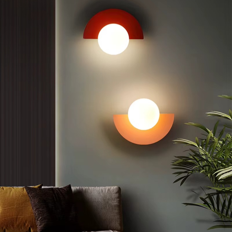 Lampe de Chevet Murale LED Nordique – Demi-Lune Colorée en Métal et Bille Opale, Design Moderne et Ambiance Douce