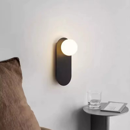 Lampe de Chevet Murale LED Moderne – Globe en Verre Givré, Finition Noir & Or, Lumière Douce et Élégante Applique Murale Capsule