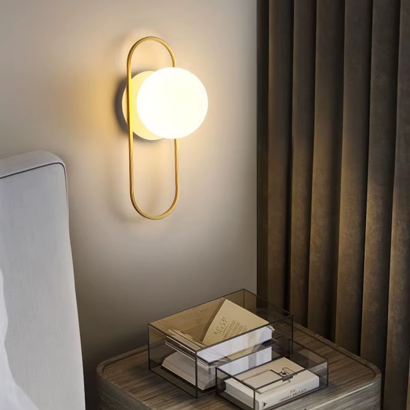 Lampe de Chevet Murale LED Moderne – Globe en Verre Givré, Finition Noir & Or, Lumière Douce et Élégante Applique Murale Ovale