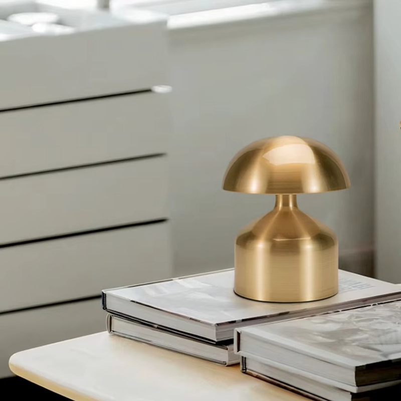 Lampe de Chevet LED Tactile Rechargeable – 3 Couleurs Ajustables, Design Champignon en Métal, Sans Fil Élégant et Cosy