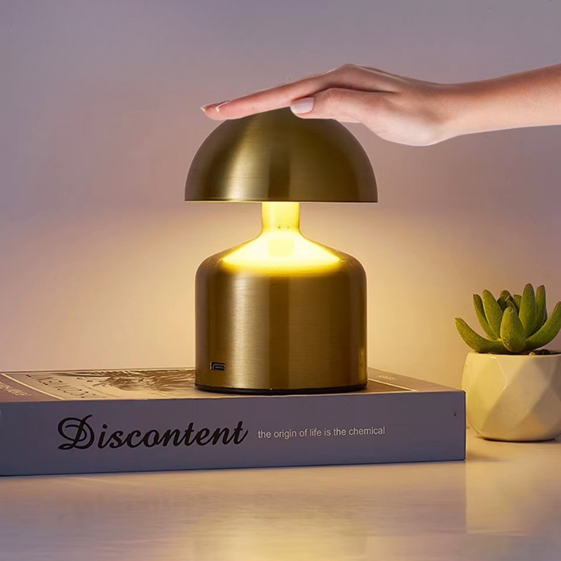 Lampe de Chevet LED Tactile Rechargeable – 3 Couleurs Ajustables, Design Champignon en Métal, Sans Fil Élégant et Cosy