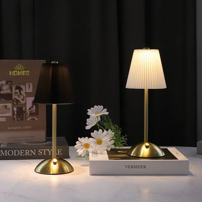 Lampe de Chevet LED Plissée Tactile – Rechargeable USB, Abat-Jour en Tissu Élégant, Éclairage Doux et Cosy