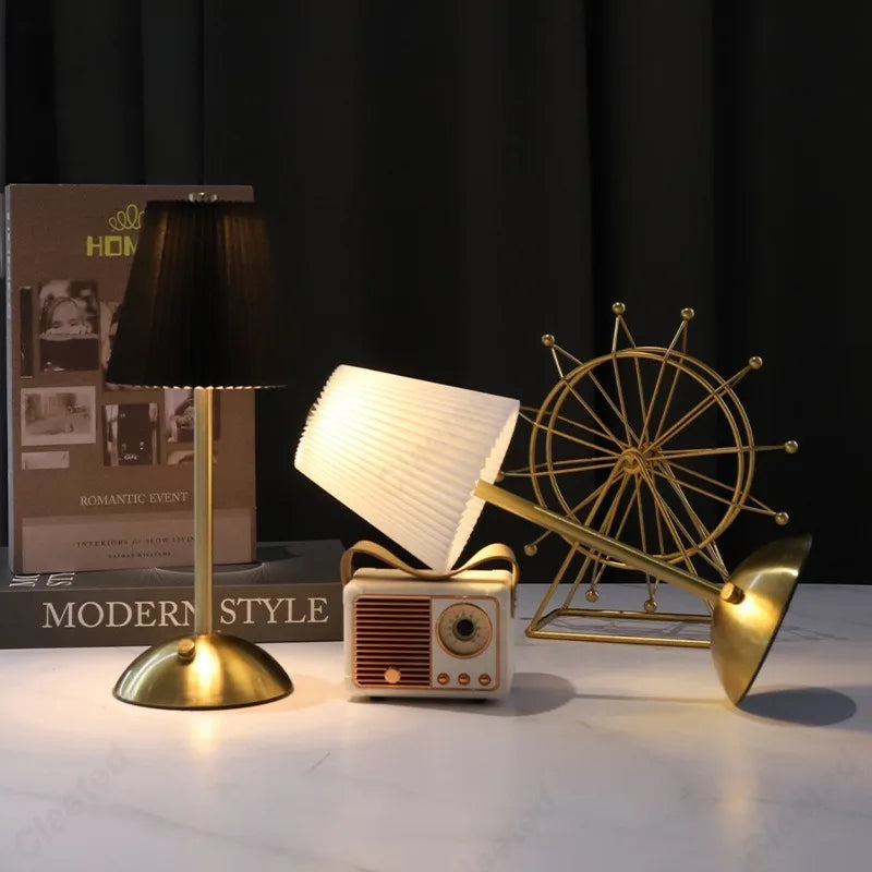 Lampe de Chevet LED Plissée Tactile – Rechargeable USB, Abat-Jour en Tissu Élégant, Éclairage Doux et Cosy