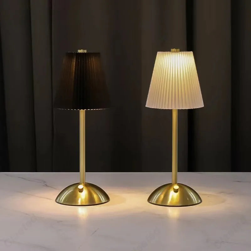 Lampe de Chevet LED Plissée Tactile – Rechargeable USB, Abat-Jour en Tissu Élégant, Éclairage Doux et Cosy