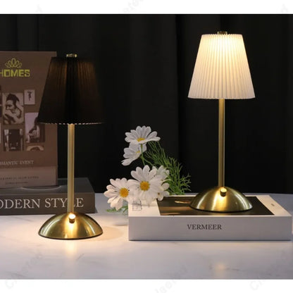 Lampe de Chevet LED Plissée Tactile – Rechargeable USB, Abat-Jour en Tissu Élégant, Éclairage Doux et Cosy