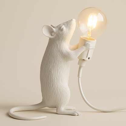 Lampe de Chevet LED Animale en Résine – Design Original Souris Tenant une Ampoule, Lumière Décorative et Moderne
